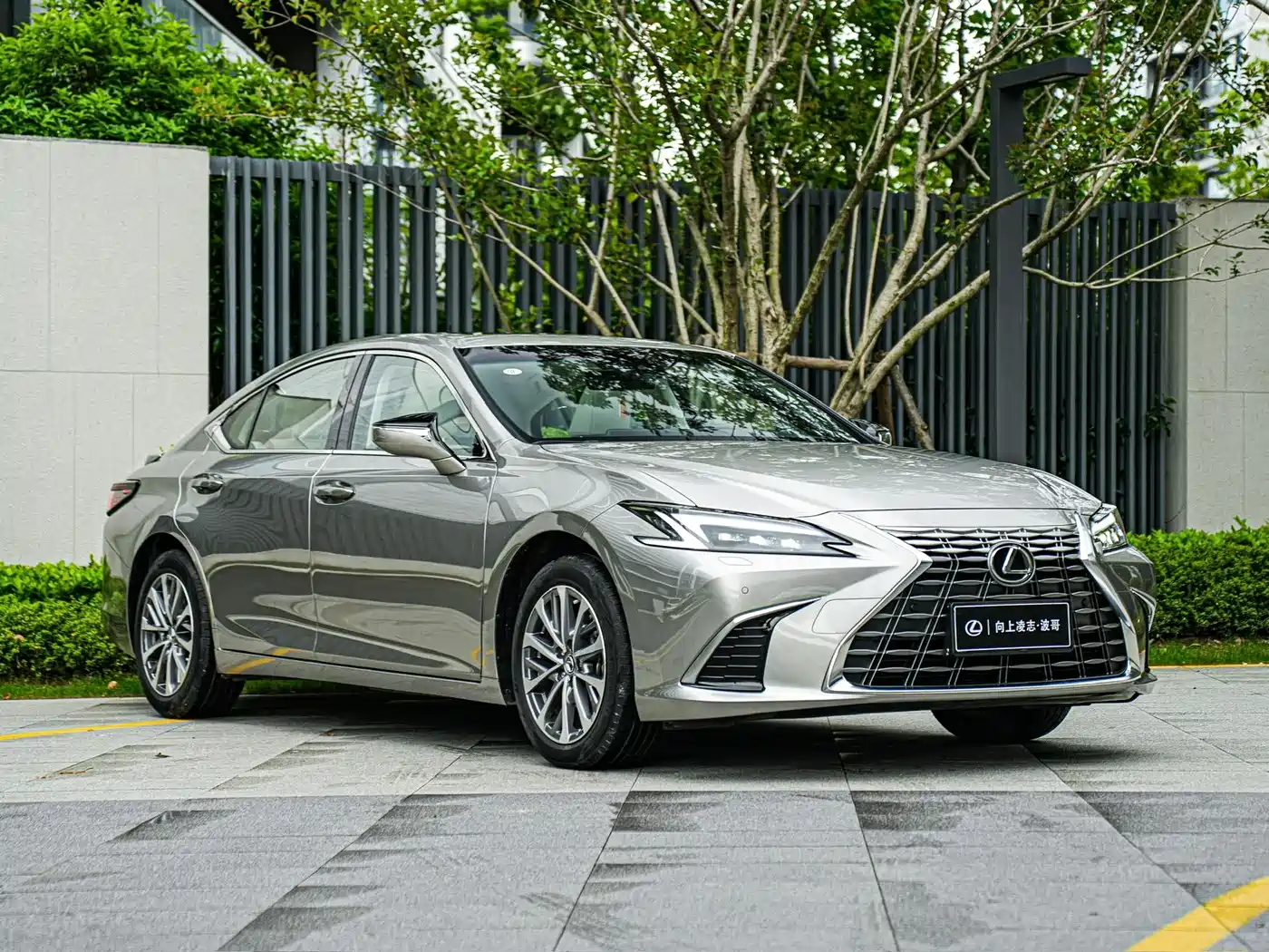 Lexus ES 2025 300h Ultimate Edition фото 3