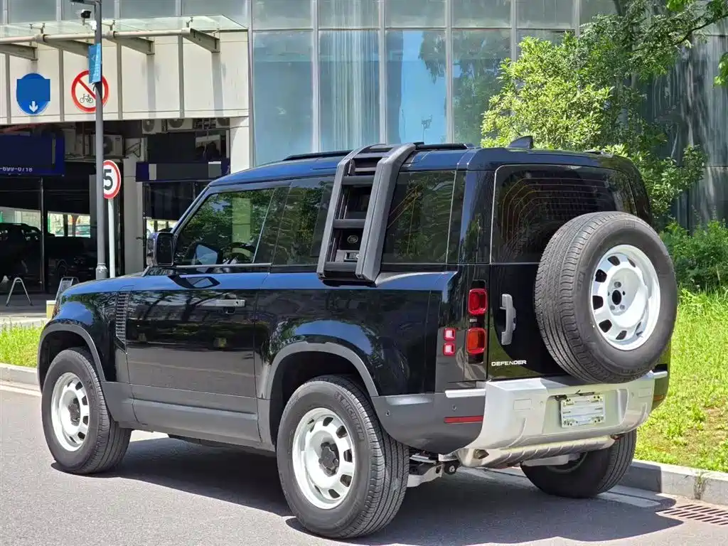Land Rover Defender 2022 Model 90 2.0T P300 SE фото 3