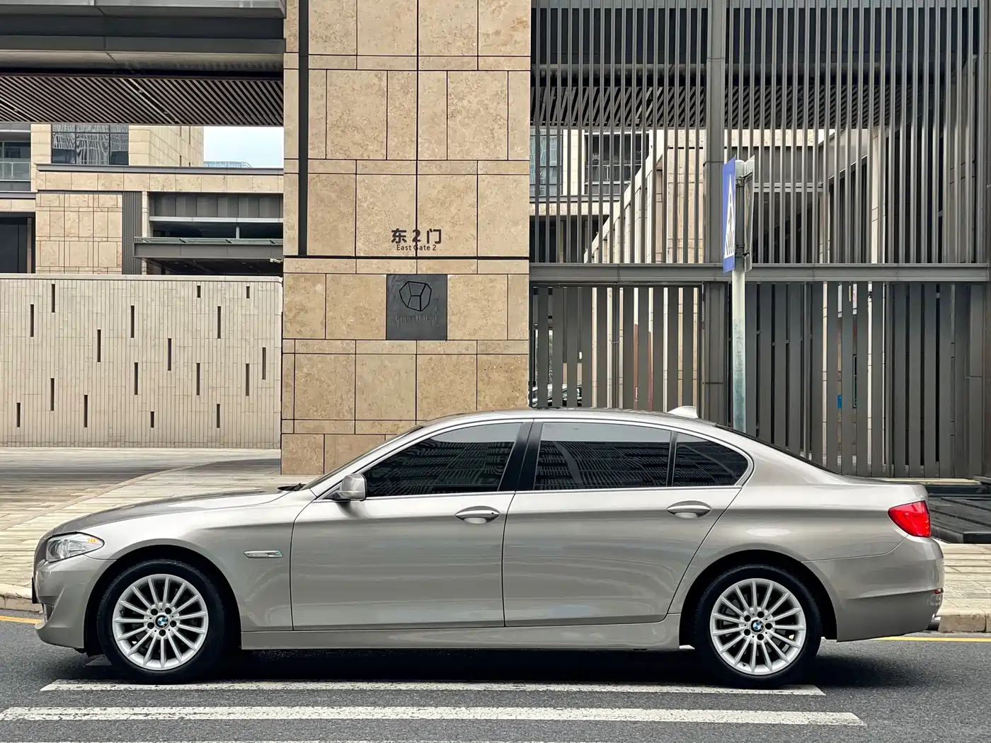 BMW 5 Series 2013 535Li Leadership фото 4
