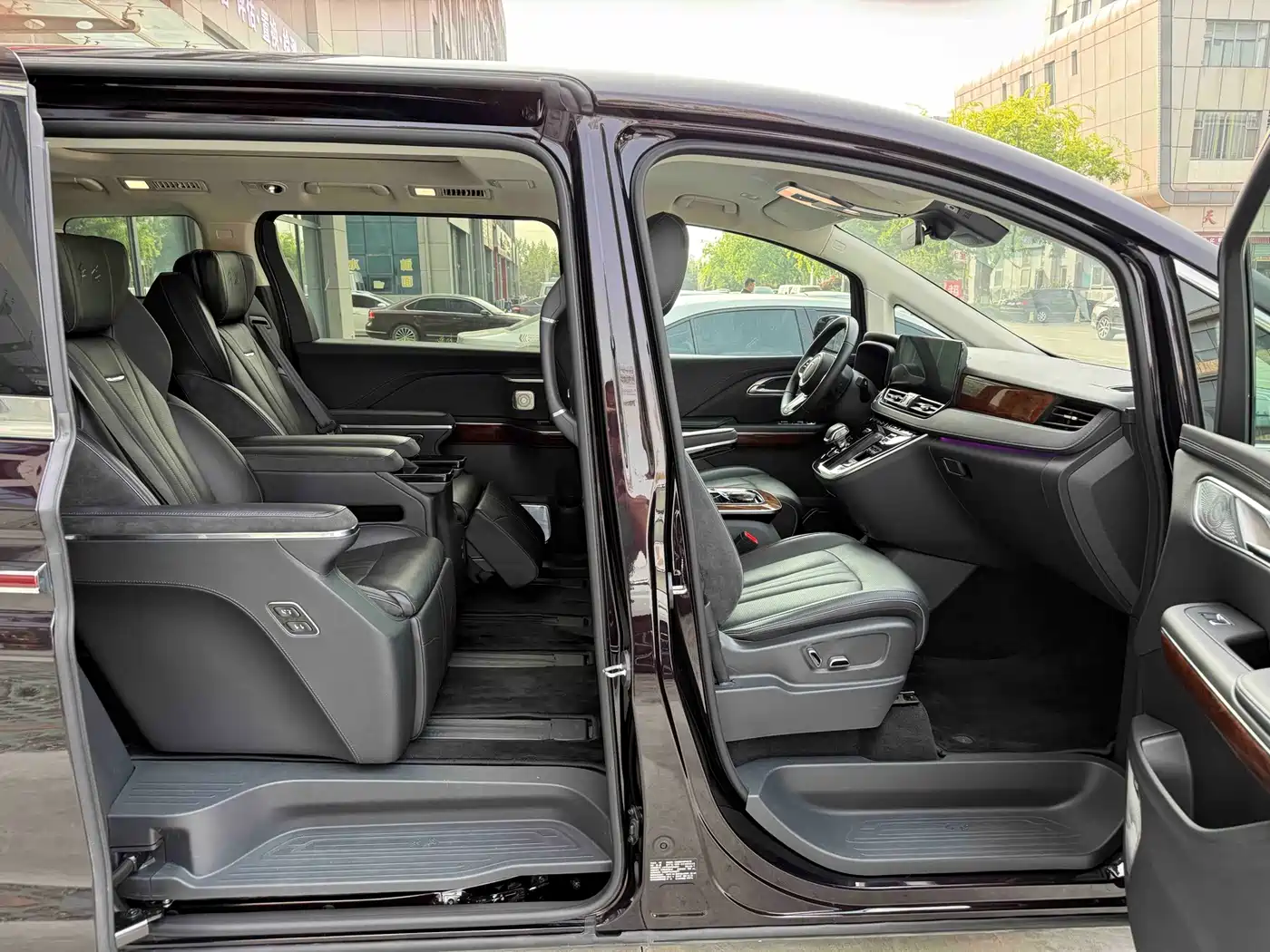 Hongqi HQ9 PHEV 2024 Model 2.0T AWD Luxury Edition фото 34