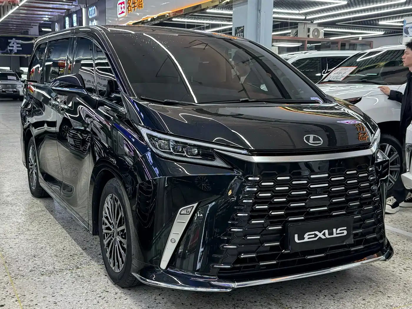 Lexus LM 2025 Model 500h Six-Seater Prestige Edition