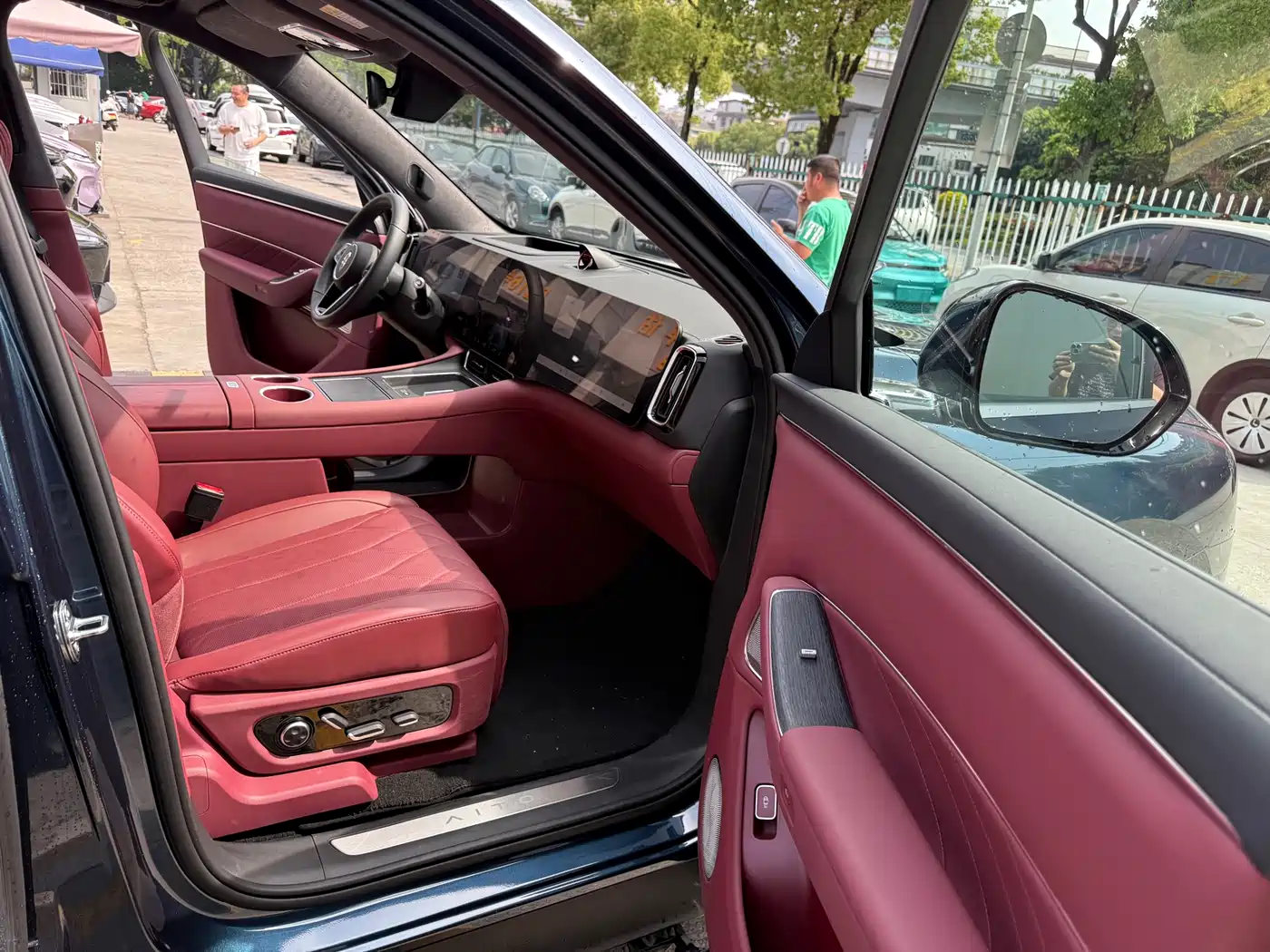 AITO Wenjie AITO M8 2025 Model Extended Range Ultra Edition 53.4kWh 5-Seater фото 5