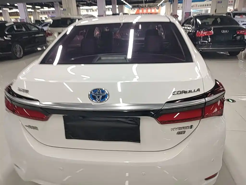 Toyota Corolla 2016 Dual Hybrid 1.8L E-CVT Elite Edition фото 6