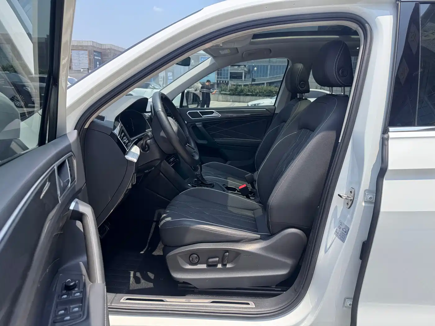 Volkswagen Tiguan L 2022 330TSI Auto 2WD R-Line Premium Edition фото 9