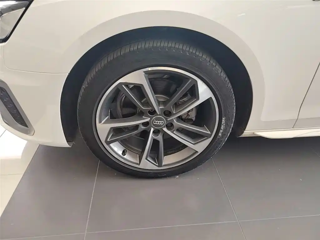 Фото 23 - Audi A4L