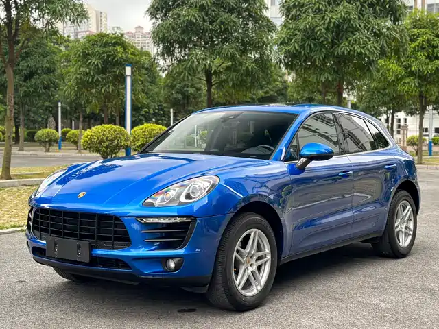 PORSCHE MACAN