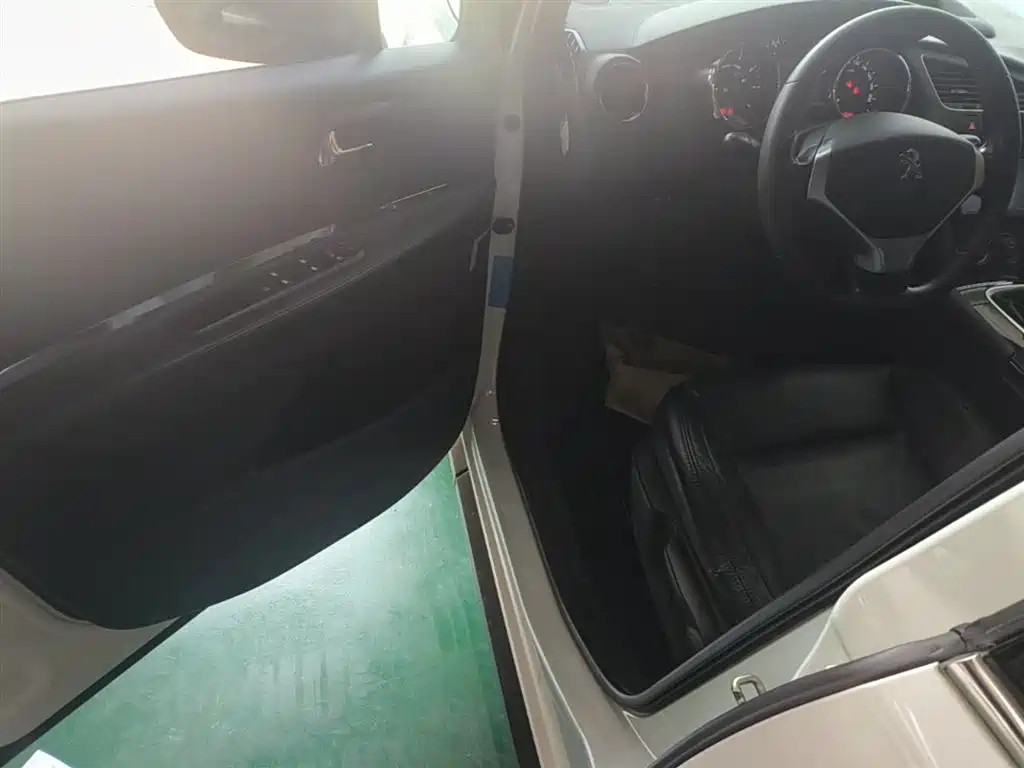 Peugeot 3008 2015 2.0L Manual Classic Edition фото 16