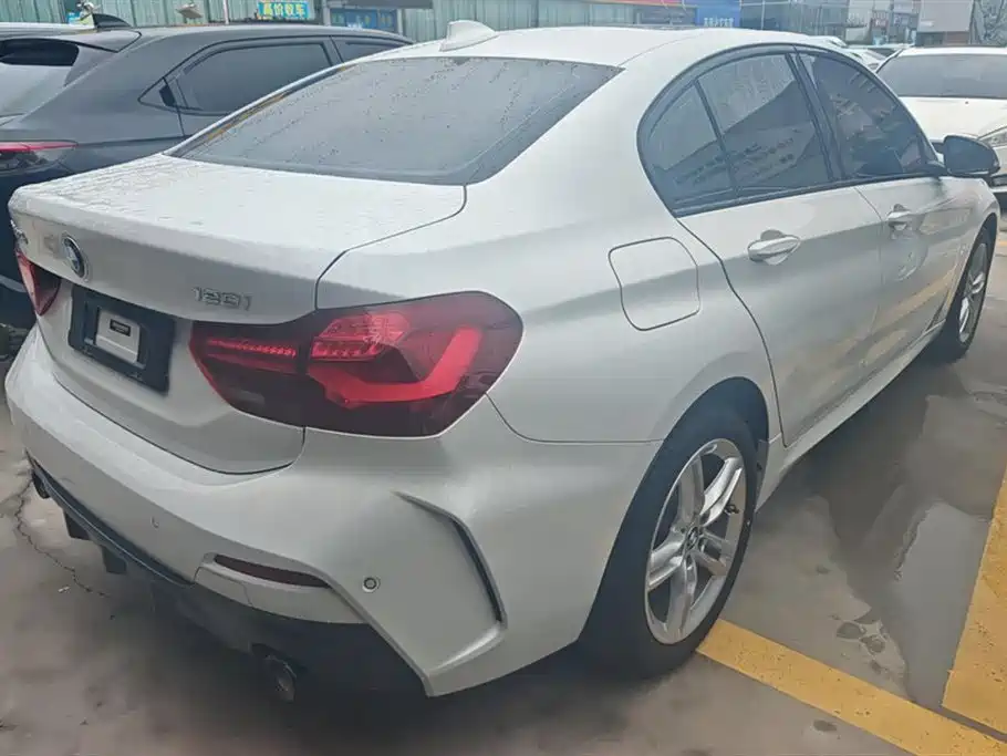 BMW 1 Series 2023 120i M Sport Shadow Edition фото 3