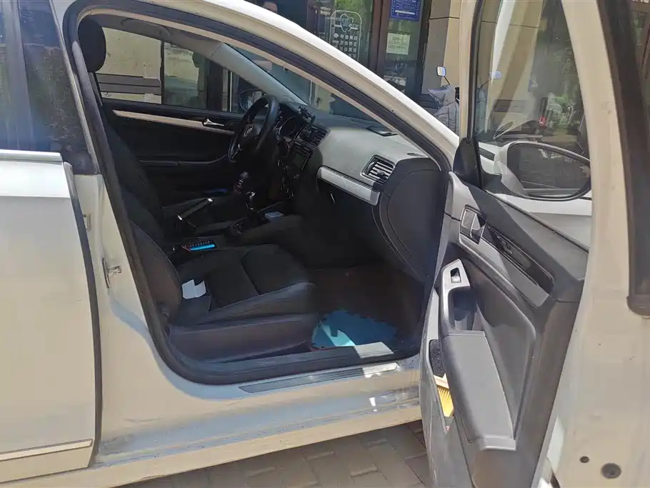 Volkswagen Sagitar 2015 1.6L Manual Fashion фото 8