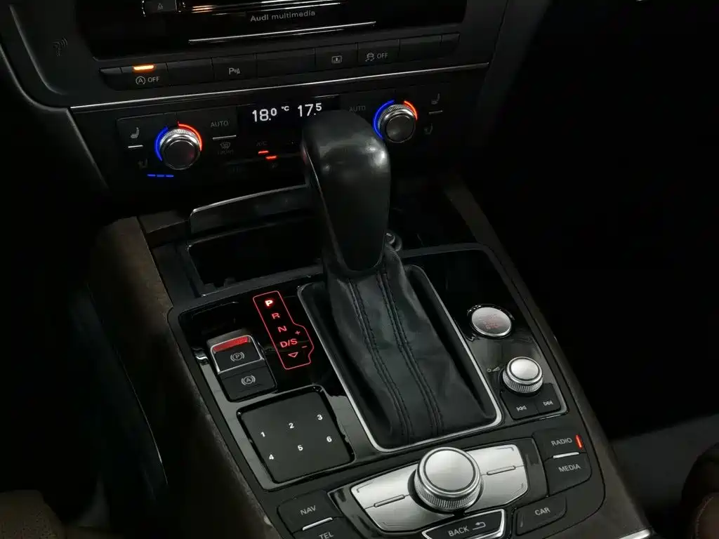 Фото 13 - Audi A6L