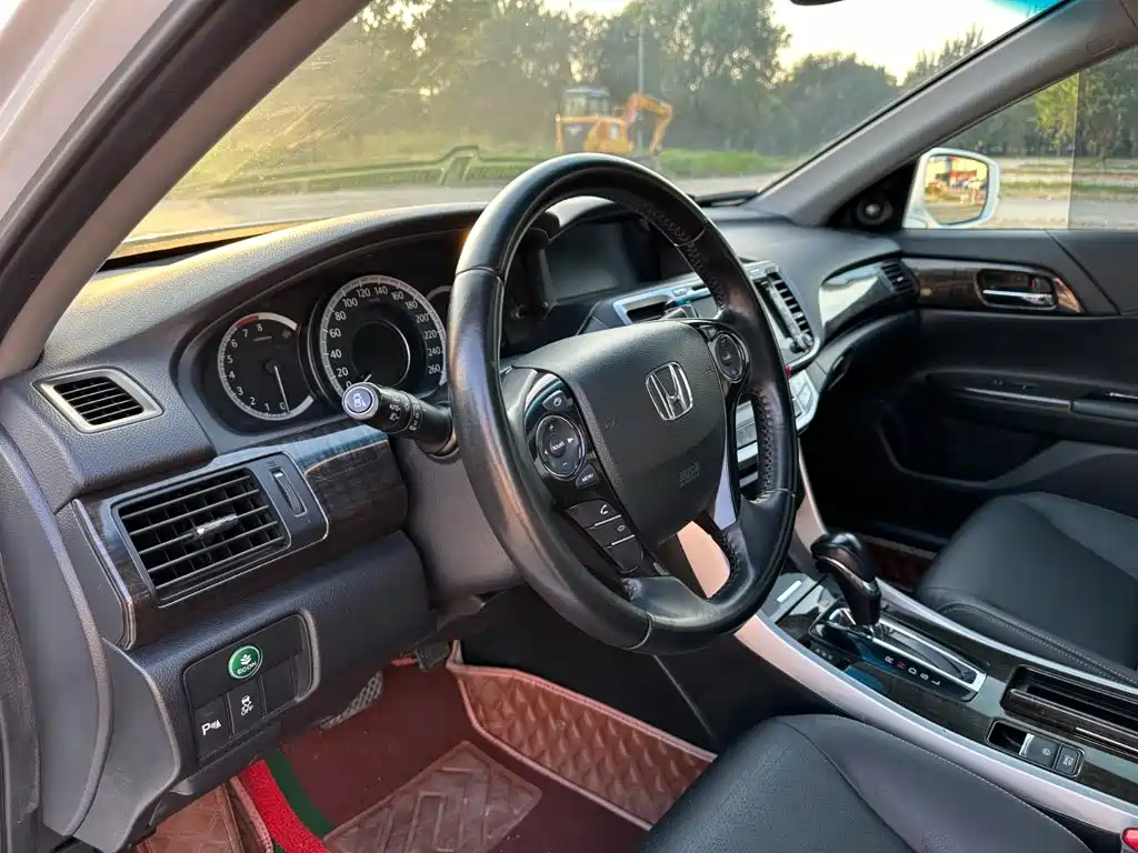 Фото 12 - Honda Accord