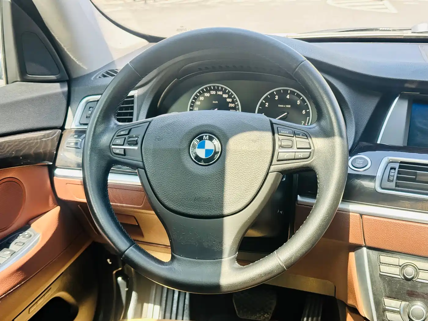 BMW 5 Series GT 2010 535i Leading Model фото 30