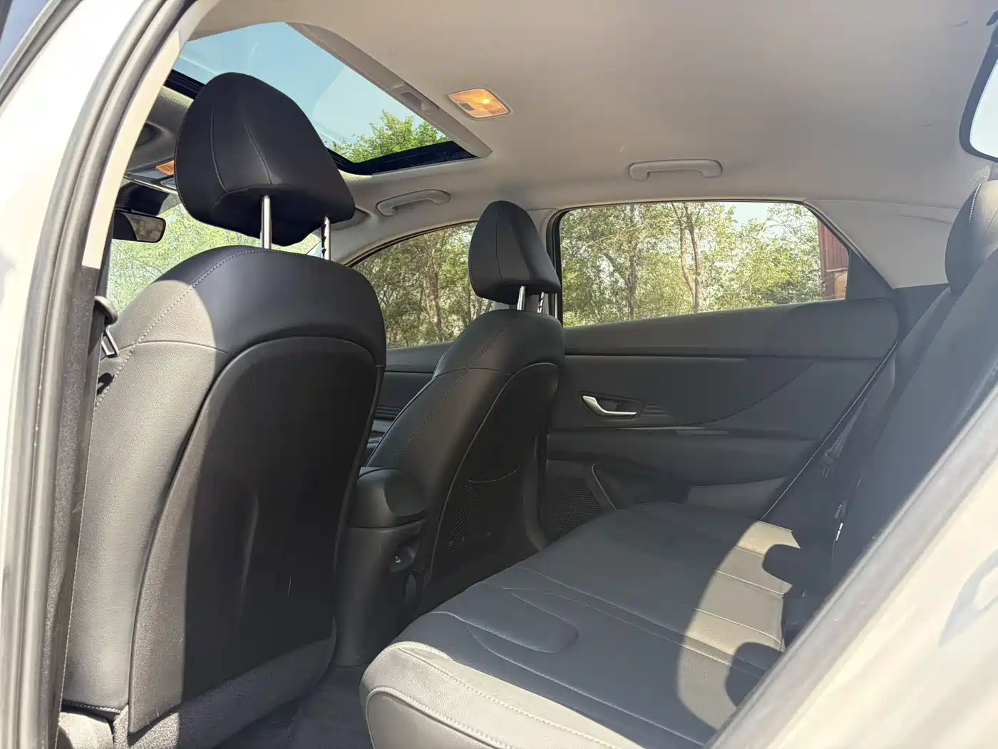 Hyundai Elantra 2021 1.5L CVT LUX Premium Edition фото 10