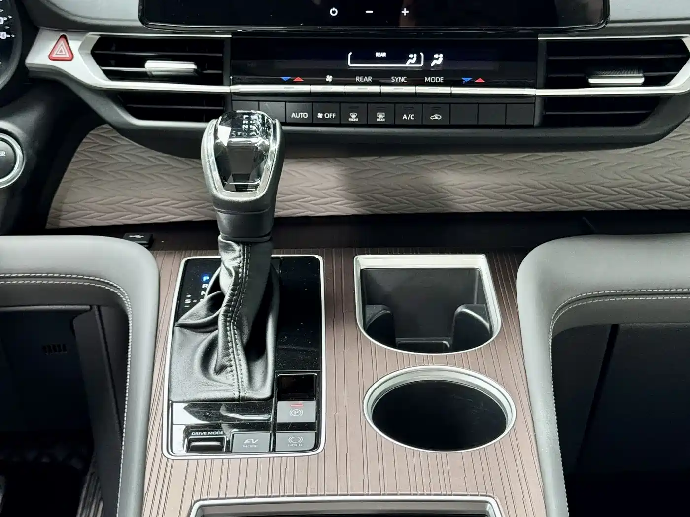 Toyota Granvia 2024 2.5L Hybrid Comfort фото 11