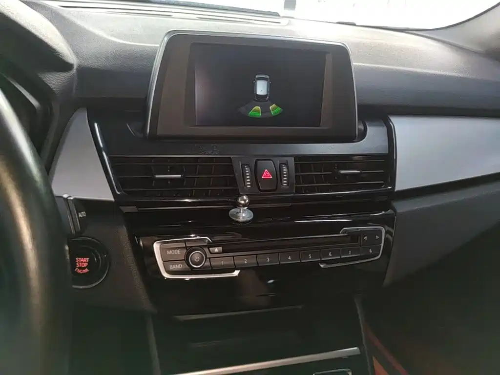 BMW 2 Series Touring 2016 218i Leading фото 13