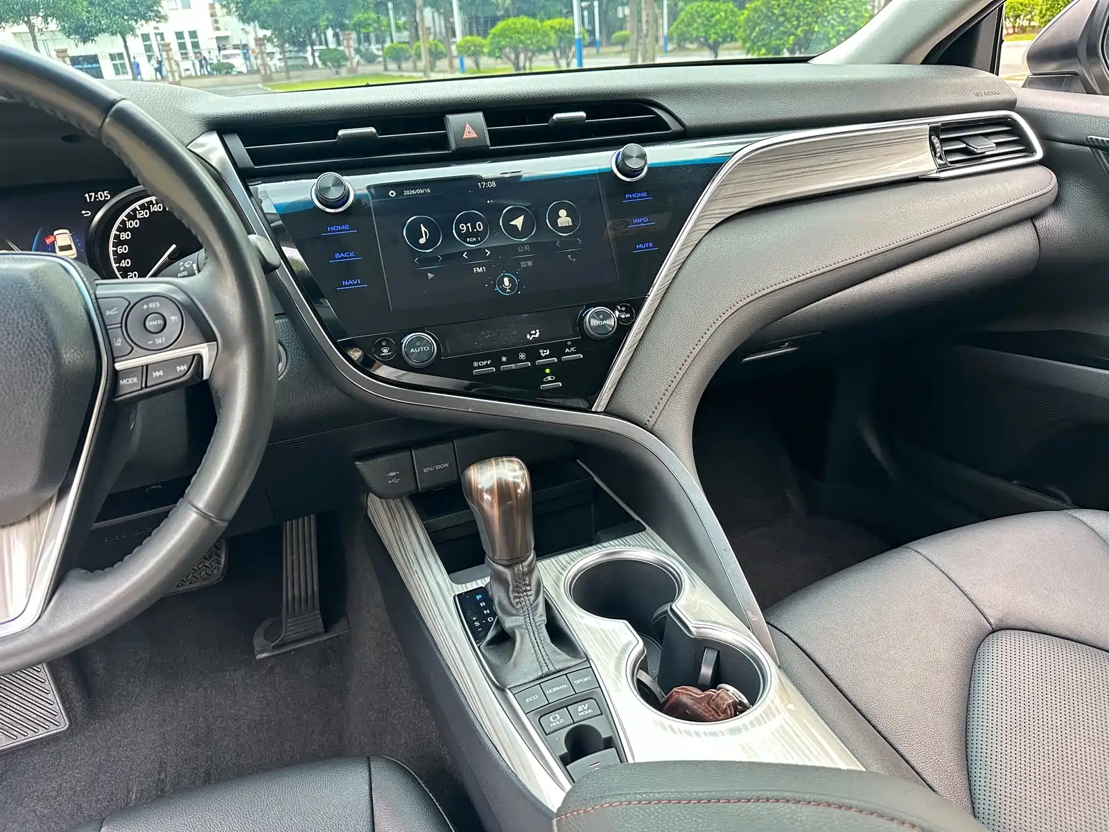 Фото 17 - Toyota Camry