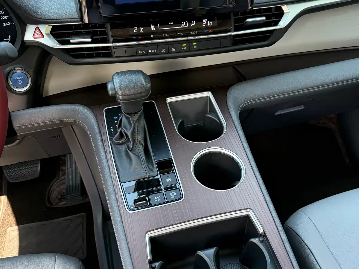Toyota Granvia 2023 2.5L Hybrid Luxury Edition фото 12