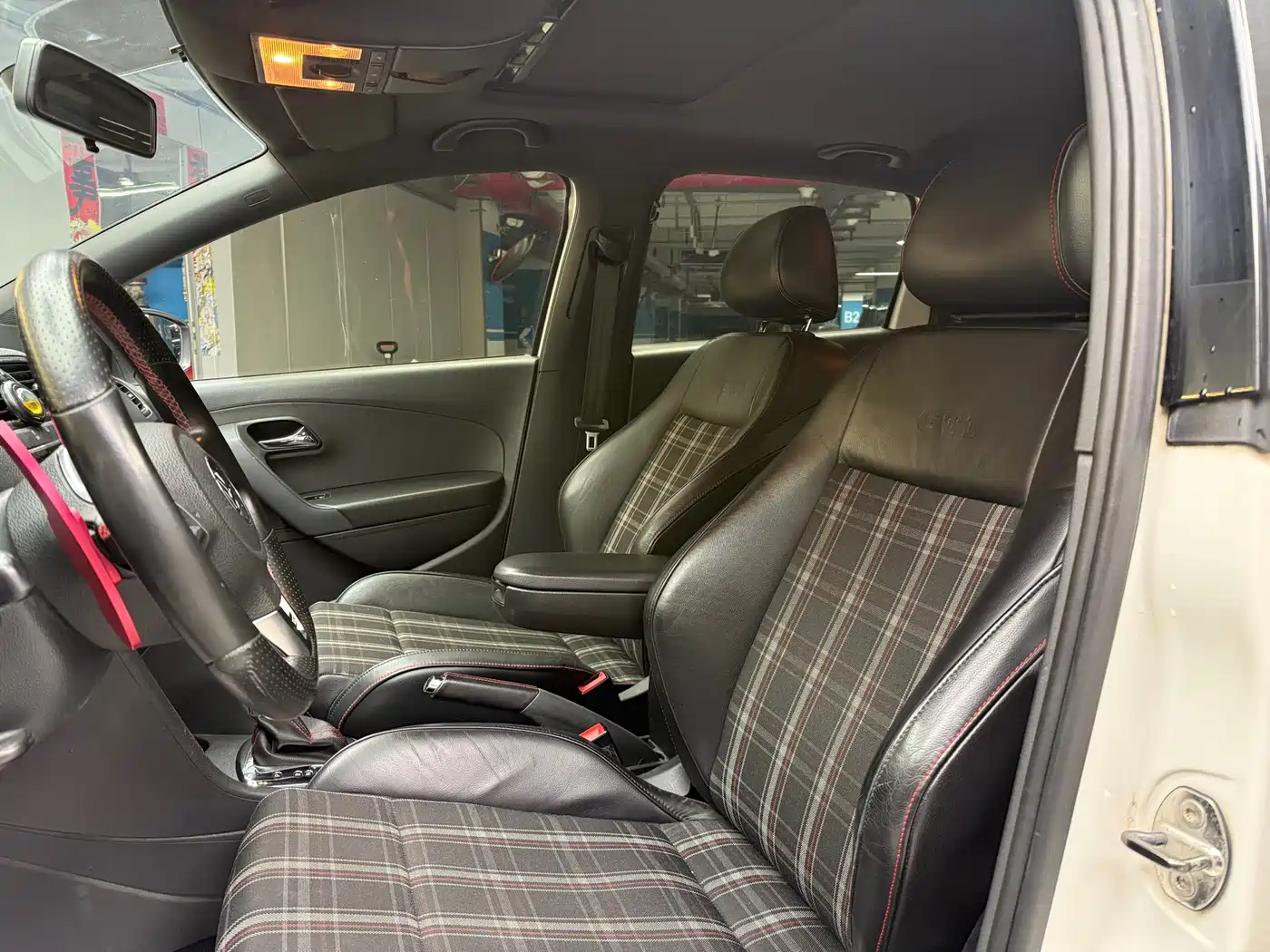 Volkswagen Polo 2012 1.4TSI GTI фото 8