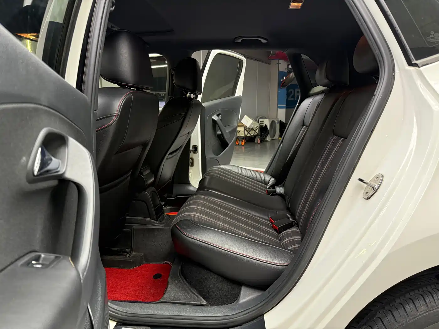 Volkswagen Polo 2012 1.4TSI GTI фото 15