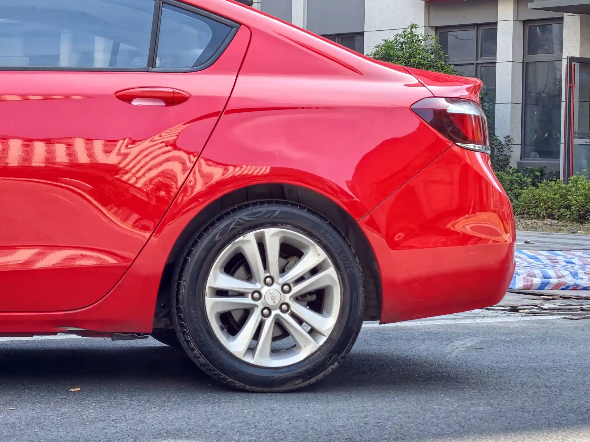 Photo 9 - Chevrolet Cruze