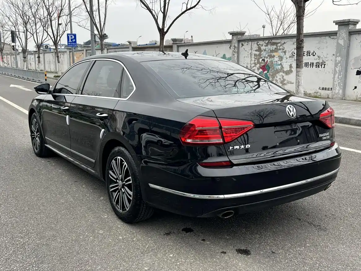 Volkswagen Passat 2017 330TSI DSG Luxury фото 17