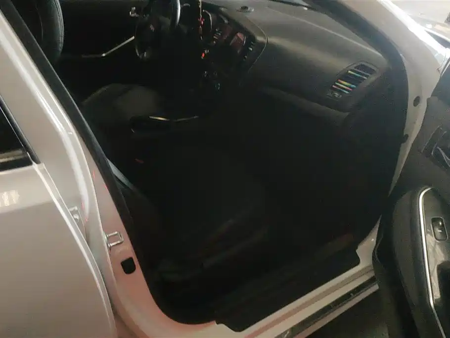 Kia K5 2015 2.0L Automatic LUX фото 8