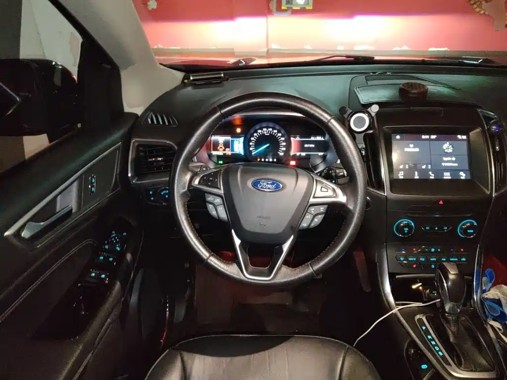 Photo 6 - Ford Edge