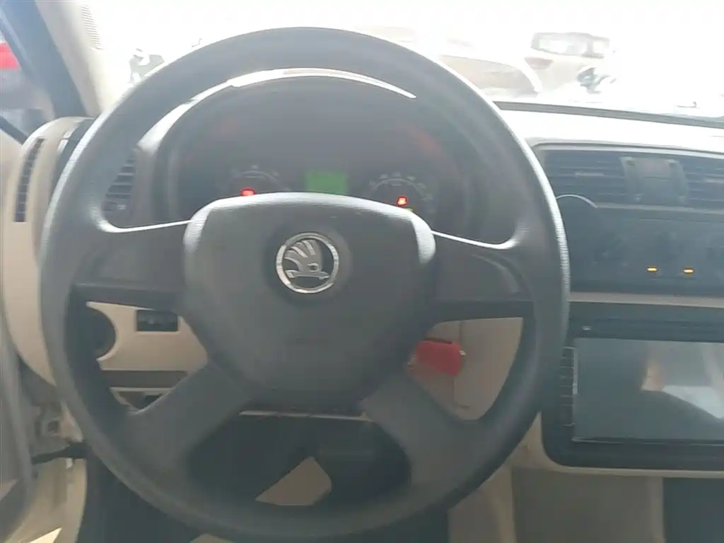 Škoda Fabia 2014 1.4L Automatic Crystal Edition фото 11