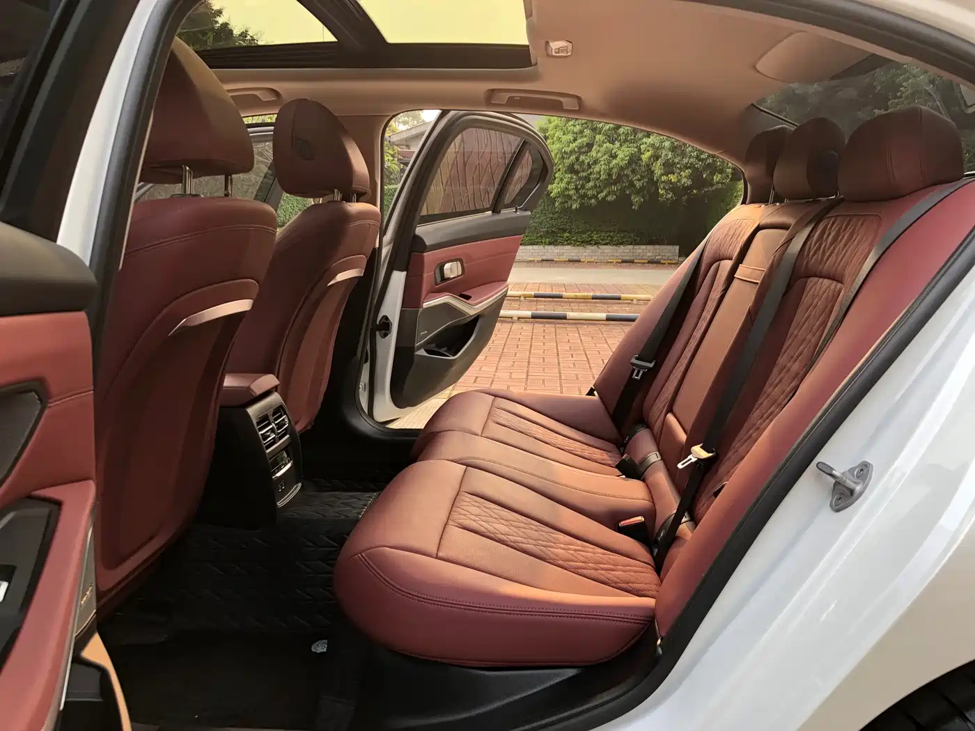 BMW 3 Series 2024 325Li M Sport Shadowline Package фото 16