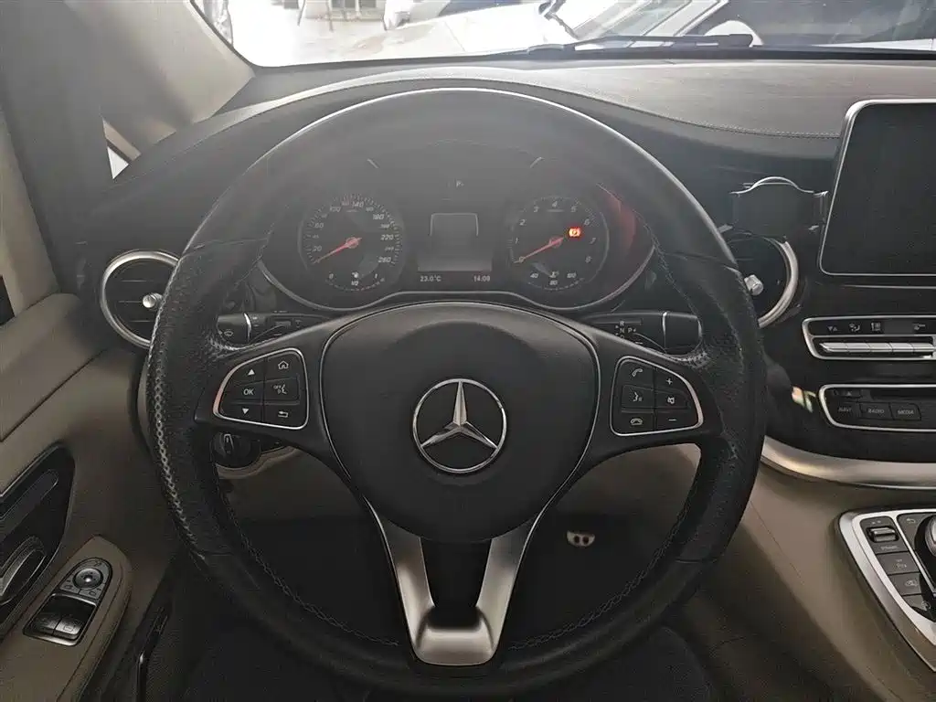 Mercedes-Benz V-Class 2017 Model V 260 L Premium Extended Edition фото 18