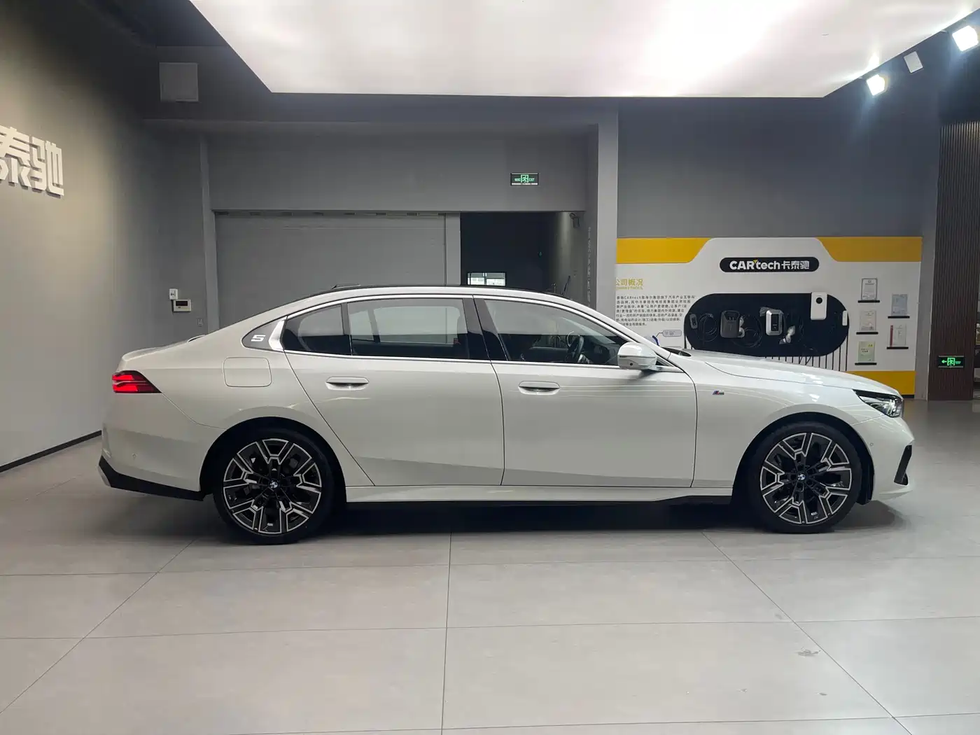 BMW 5 Series 2025 530Li Premium M Sport Package фото 7