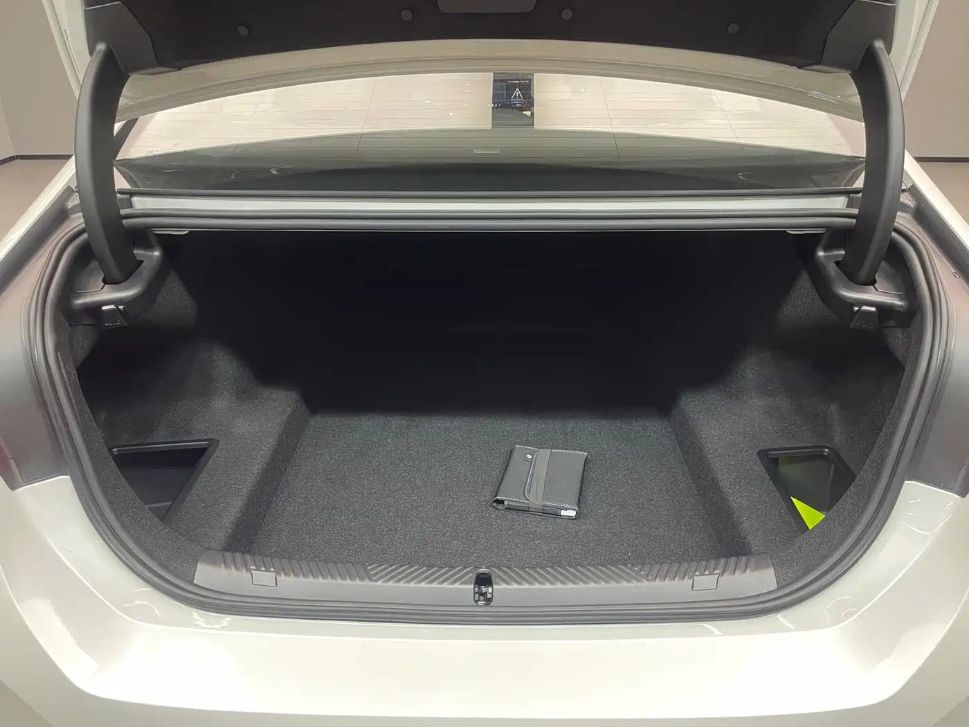 BMW 5 Series 2025 530Li Premium M Sport Package фото 33