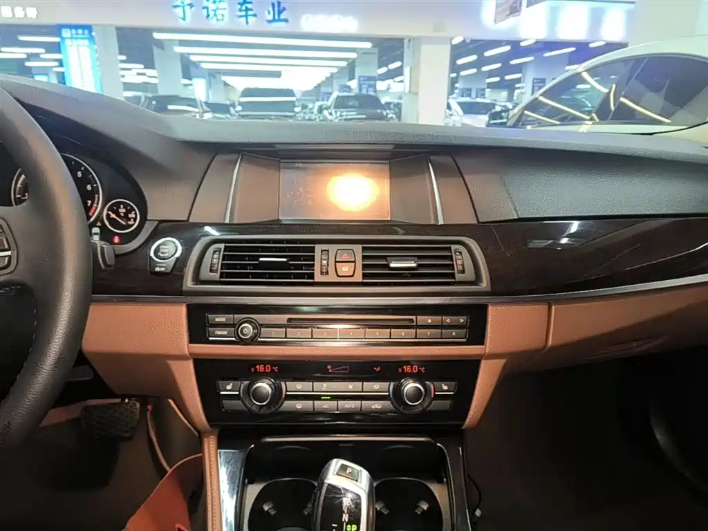 BMW 5 Series 2014 525Li Leading фото 13