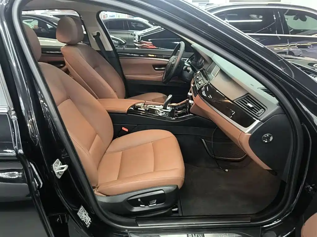 BMW 5 Series 2014 525Li Leading фото 25