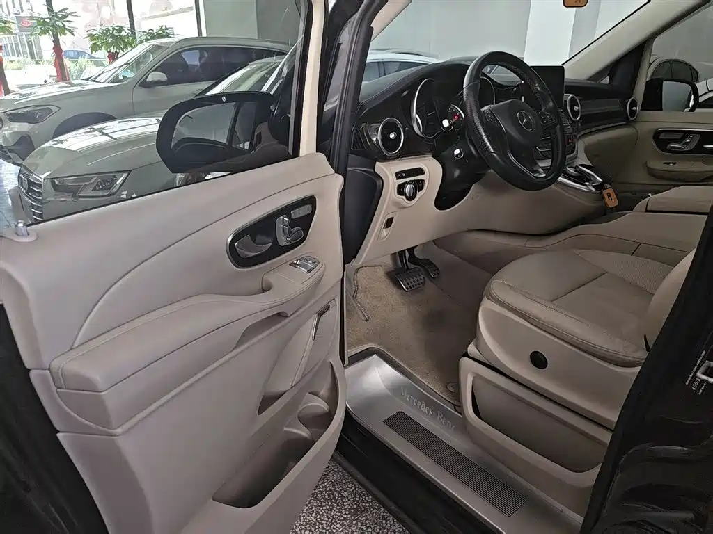 Mercedes-Benz V-Class 2017 Model V 260 L Premium Extended Edition фото 12