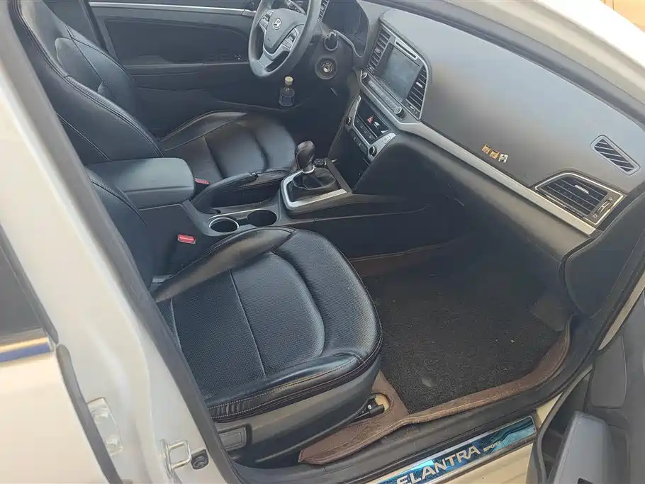 Hyundai Elantra 2016 1.6L Manual Smart·Youth Edition фото 8