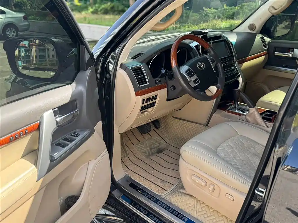 Toyota Land Cruiser 2012 4.6L Automatic VX-R фото 4