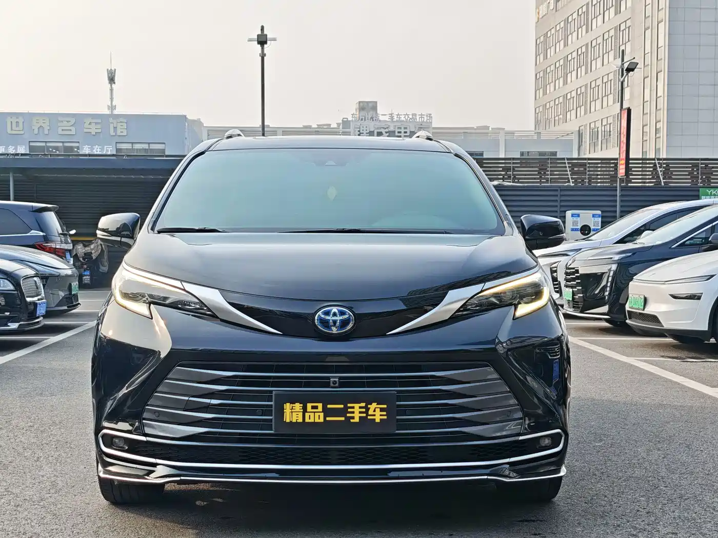 Toyota Sienna 2023 2.5L Hybrid Premium Edition фото 2