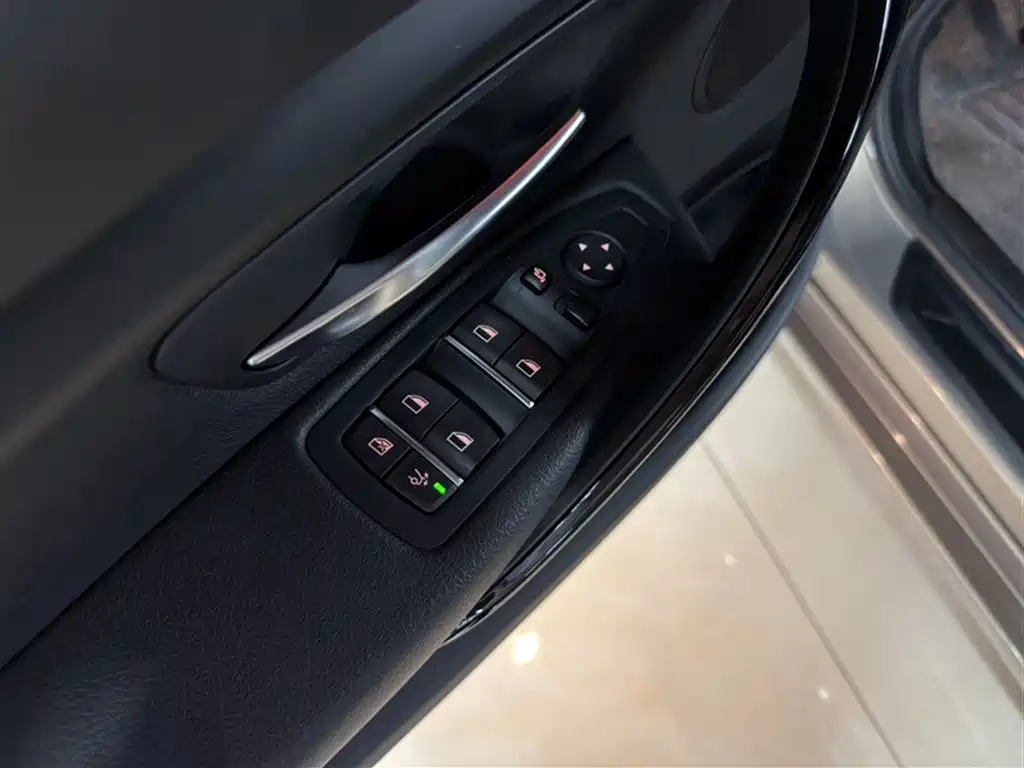 BMW 3 Series GT 2018 320i Fashion фото 14