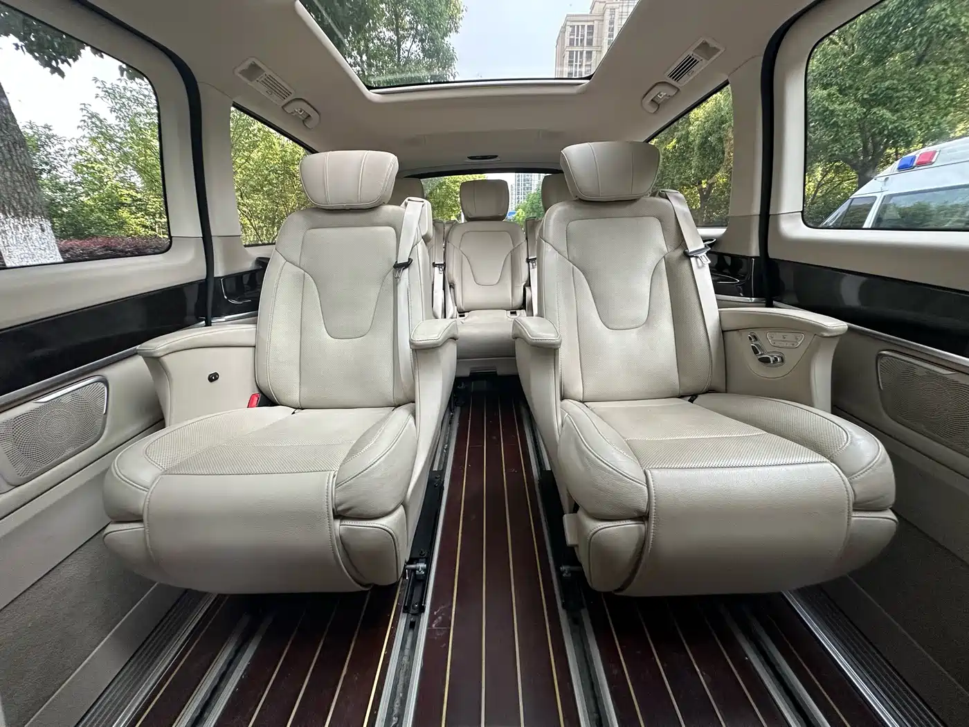 Mercedes-Benz V-Class 2018 V 260 L Premium Long Wheelbase Edition China VI фото 23