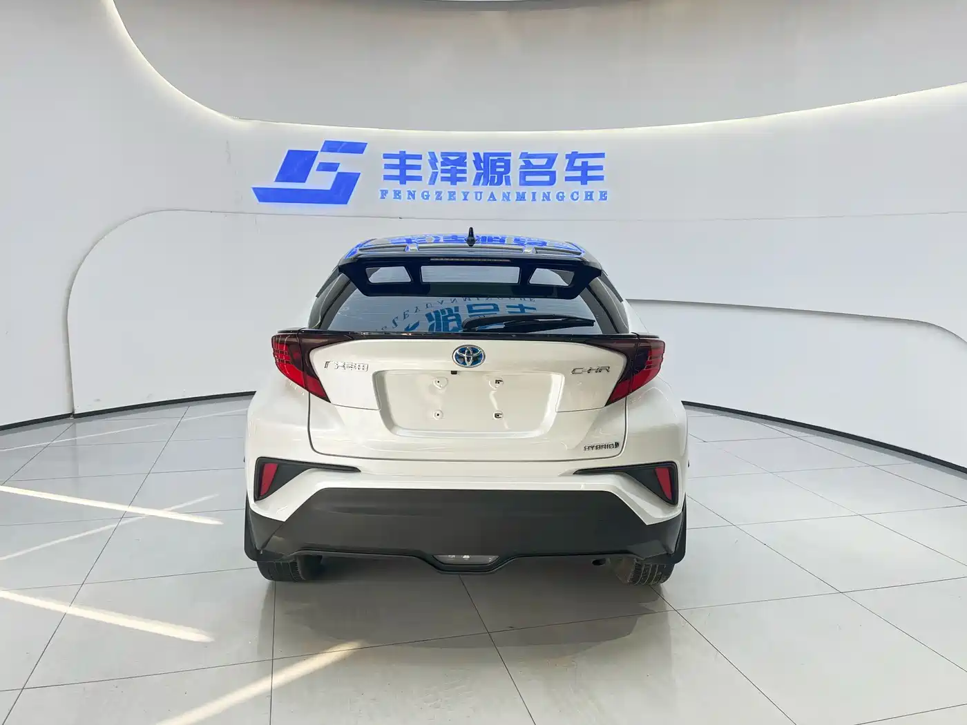Toyota C-HR 2021 Dual Engine 2.0L E-CVT Luxury Edition фото 5