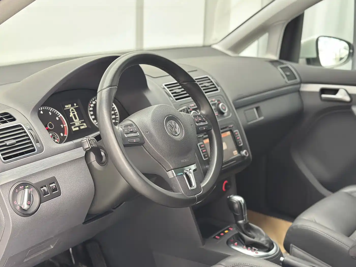 Volkswagen Touran 2015 1.4T DSG Flagship Edition 5-seater фото 15