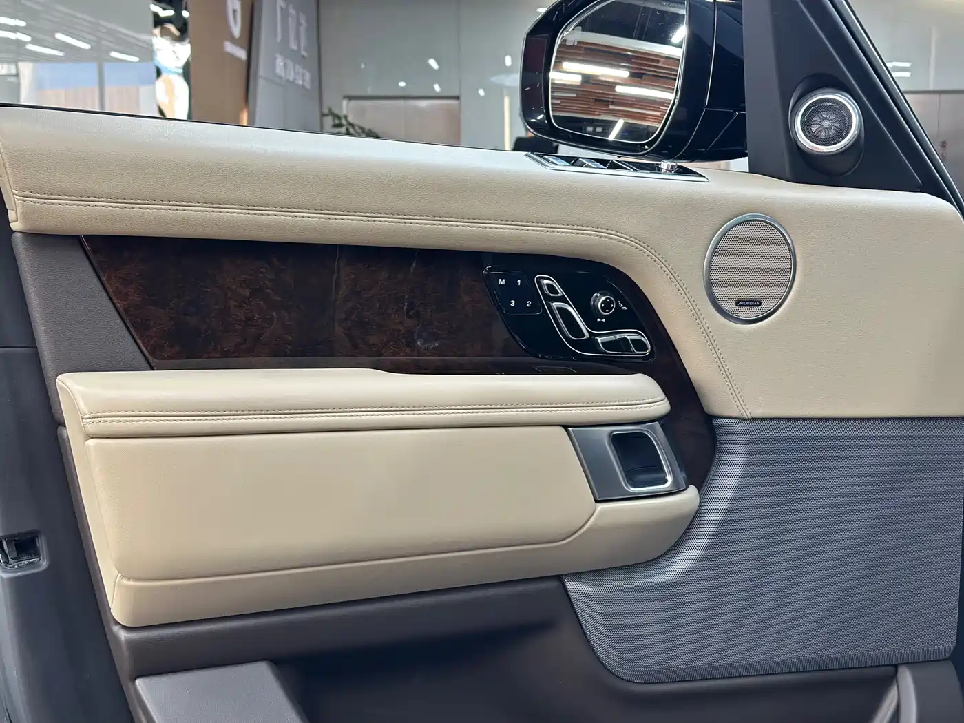 Land Rover Range Rover 2021 3.0 L6 Heritage Edition фото 5