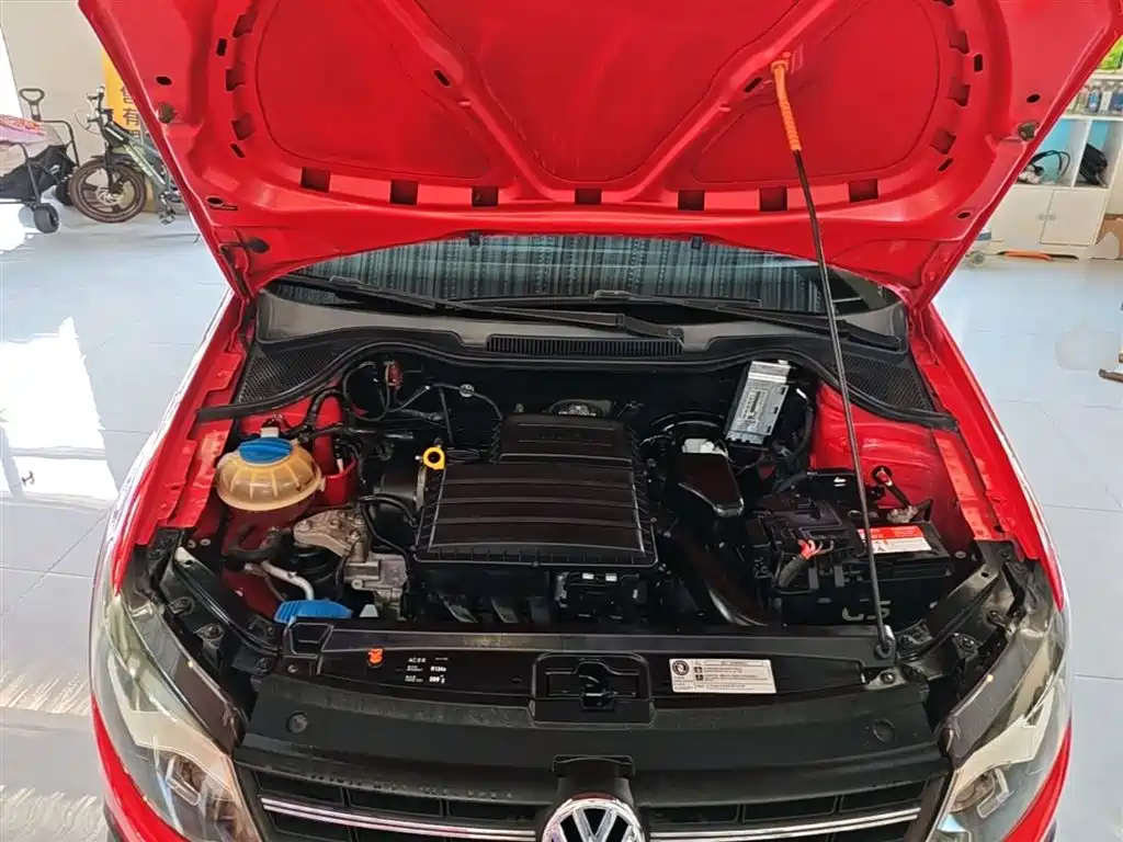 Volkswagen Polo 2014 1.6L Cross Polo Automatic фото 16