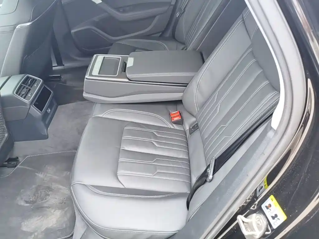 Фото 17 - Audi A6L