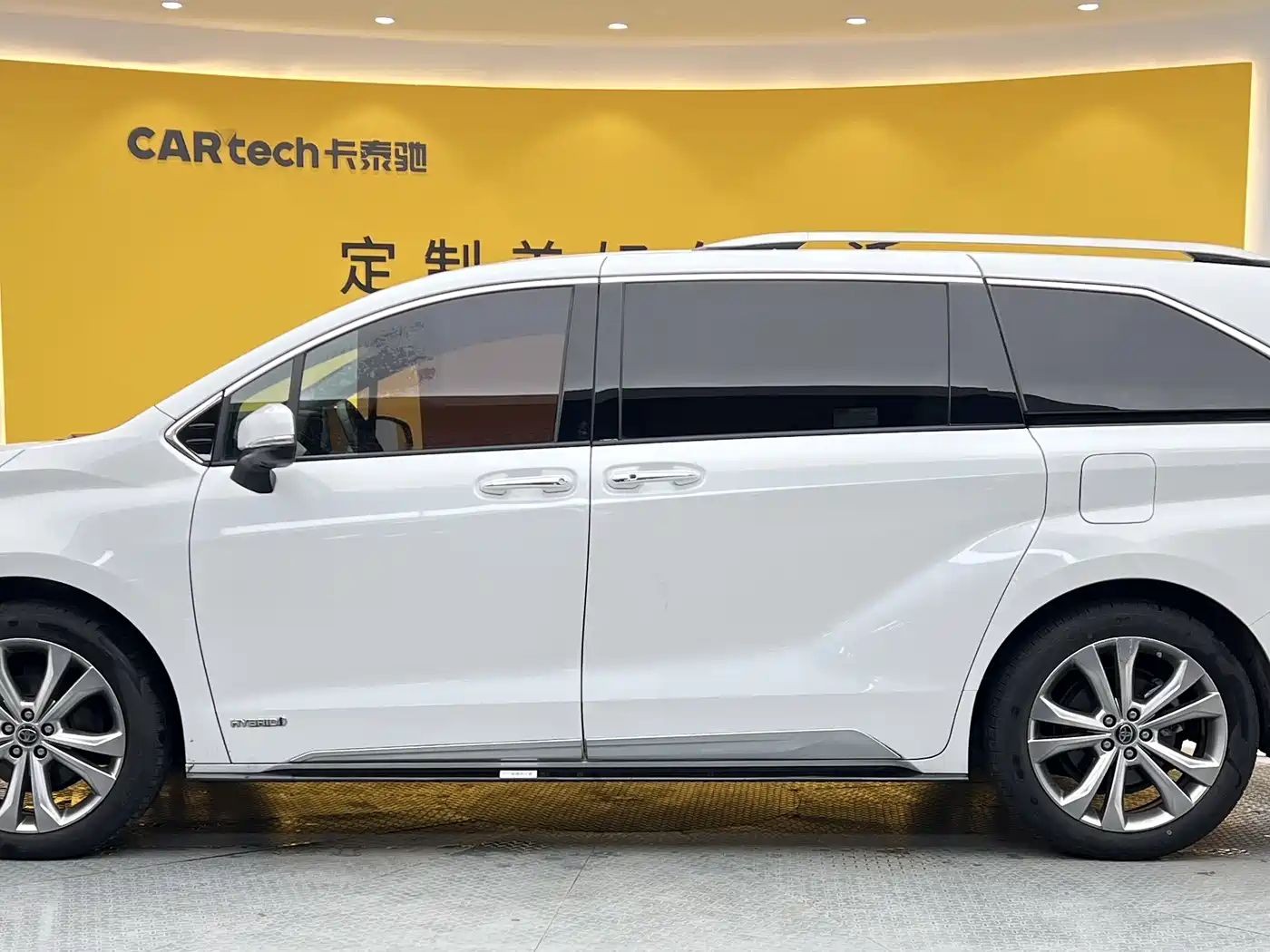 Toyota Sienna 2023 2.5L Hybrid Platinum Edition фото 38
