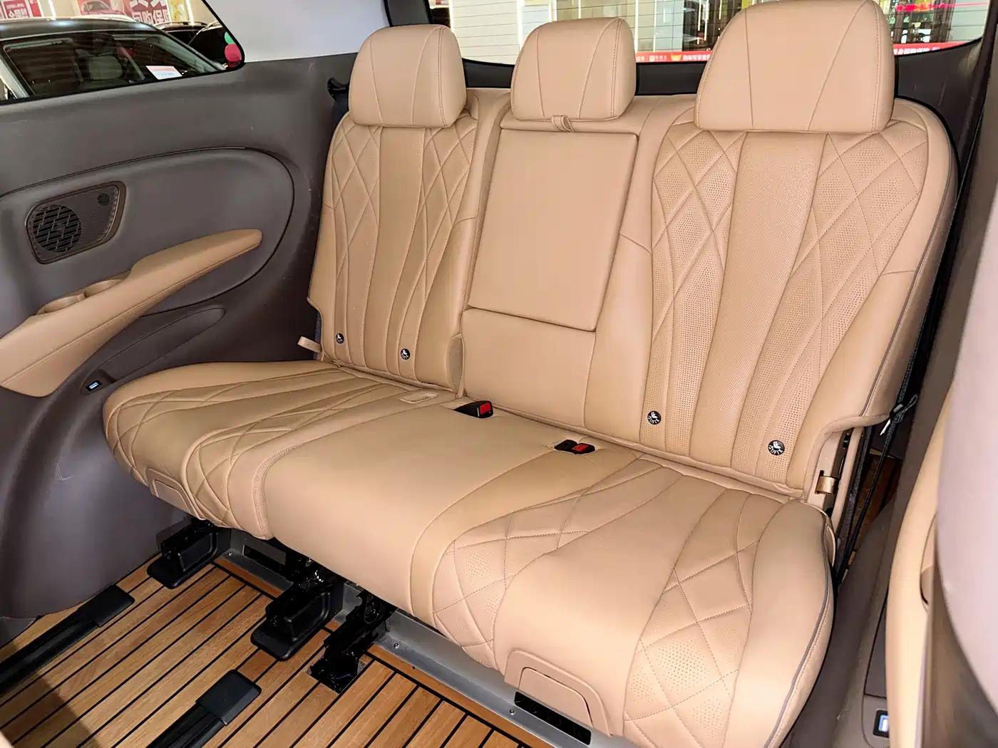 Denza D9 2022 DM-i 1040 Premium фото 14
