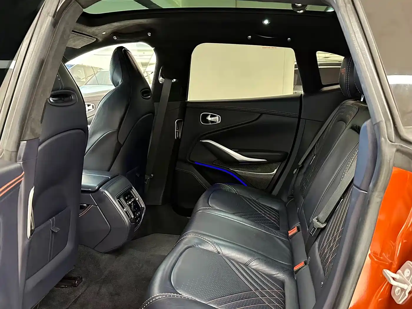 Photo 17 - Aston Martin DBX