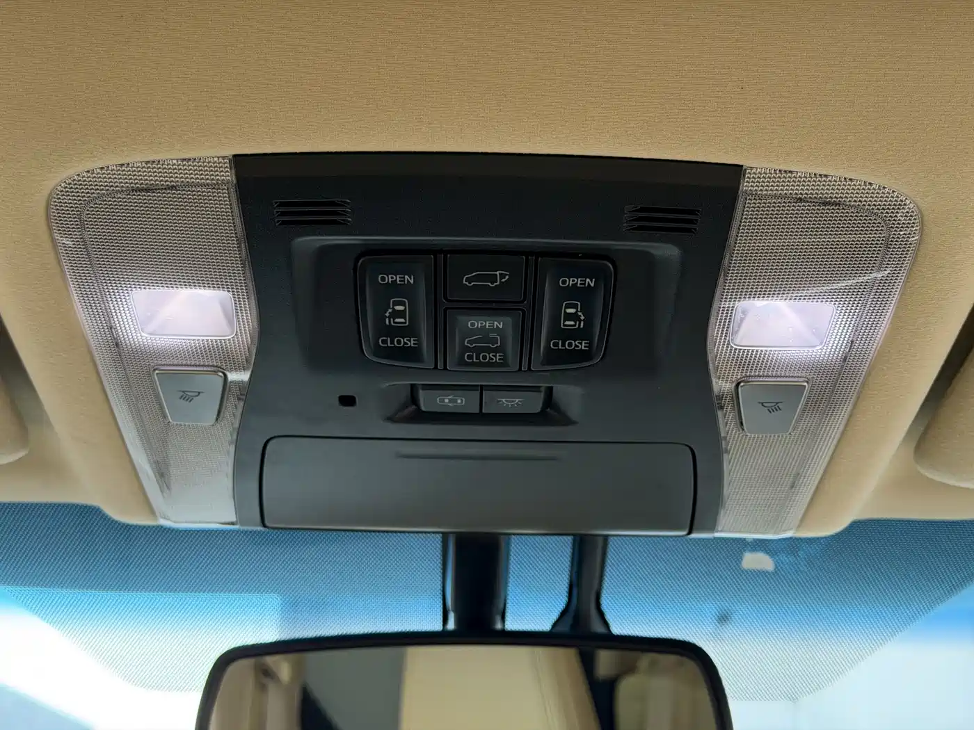 Toyota Alphard 2018 3.5L Luxury фото 20