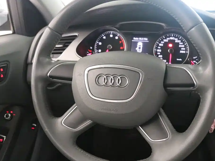 Photo 6 - Audi A4L